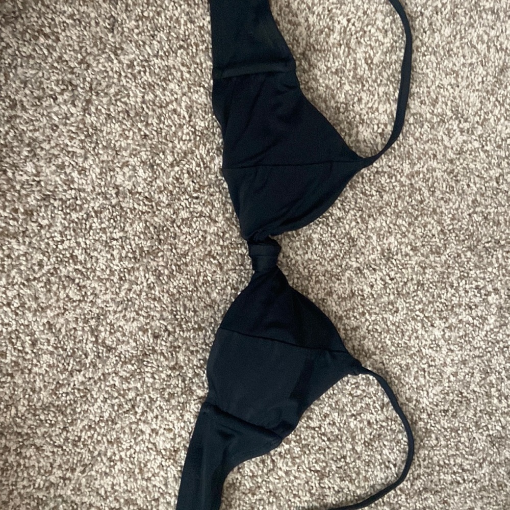 Bikini top with twist knot in the front